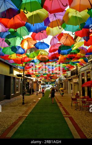 Farbenfrohe Sonnenschirme in der Agueda Street, Portugal Stockfoto