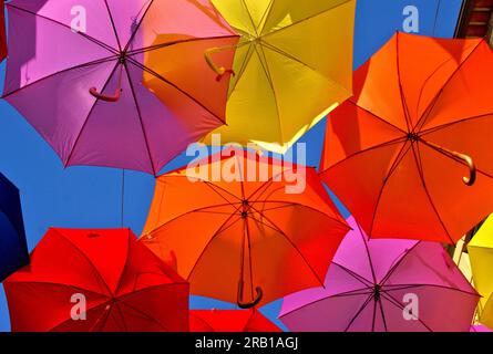 Blick von unten auf farbenfrohe Sonnenschirme in Agueda, Portugal Stockfoto
