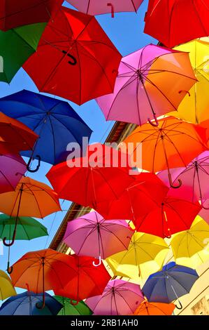 Blick von unten auf farbenfrohe Sonnenschirme in Agueda, Portugal Stockfoto