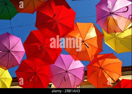 Blick von unten auf farbenfrohe Sonnenschirme in Agueda, Portugal Stockfoto