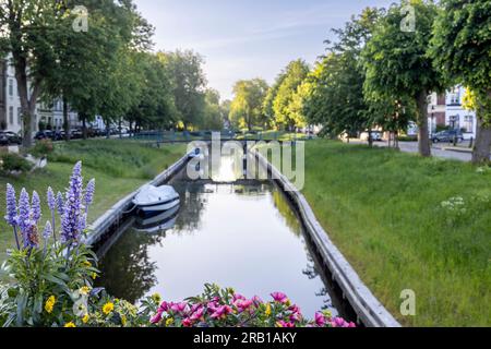 Blick auf einen Kanal in Friedrichstadt in Nordfriesien Stockfoto