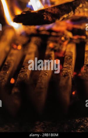 Nahaufnahme eines brennenden Brandes in einem offenen Kamin Stockfoto