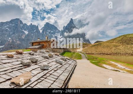 Italien, Trentino, Trento, Primiero San Martino di Castrozza. Baita Segantini und Cimon de la Pala, Naturpark Paneveggio Pale di San Martino, Dolomiten Stockfoto