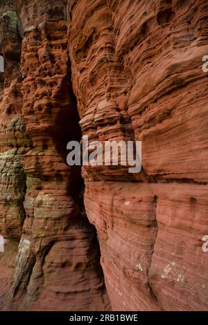 Altschlossfelsen, Felsformation aus rotem Sandstein bei Eppenbrunn, Naturpark Pfälzerwald, Biosphärenreservat Pfälzerwald-Nordvogesen, Deutschland, Rheinland-Pfalz Stockfoto