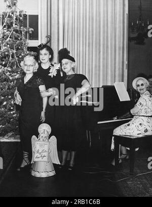 San Francisco, Kalifornien: ca. 1942Cheerful Mitglieder der San Francisco Women Chamber of Commerce Wishing you a Merry Christmas and Happy New Year. Stockfoto