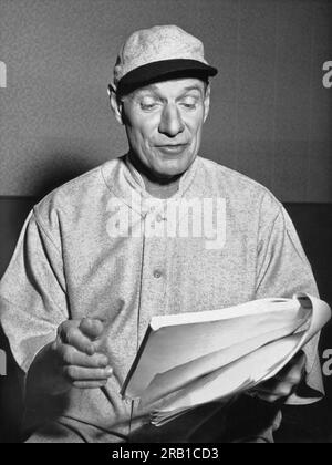 Milwaukee, Wisconsin: 20. April 1957, ehemaliger Baseballspieler und Manager Leo „The Lip“ Durocher bereitet sich darauf vor, in der ersten regulären NBC-Übertragung von Major League Baseball den Hintergrund zu bestimmen. Stockfoto