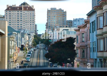 Blick auf eine typische hügelige Straße mit Straßenschild der Pacific Avenue und Cable Car-Strecken aus einem Auto San Francisco Kalifornien USA Stockfoto