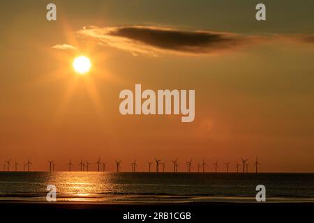 Sonnenuntergang über dem Burbo Bank Offshore-Windpark, Liverpool Bay, England Stockfoto