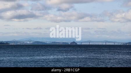 Entfernte Doppelstockbrücke mit Pratt Truss, die John F. McCarthy Memorial Bridge, San Francisco Bay, San Francisco, Kalifornien, USA Stockfoto