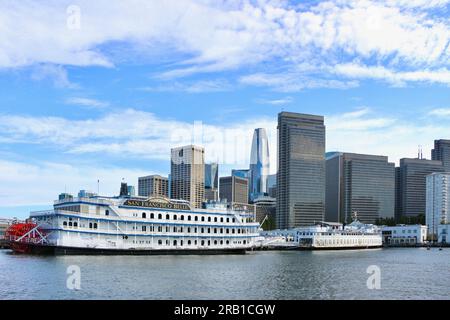 San Francisco Belle Paddeldampfer und Fähre Santa Rosa mit der Skyline der Stadt Pier 3 Embarcadero San Francisco Kalifornien USA Stockfoto