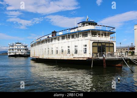 Corporate HQ Hornblower Cruises Northern California Operations an Bord des Fährschiffes Santa Rosa, der am Pier 3 Embarcadero San Francisco Kalifornien USA vor Anker liegt Stockfoto