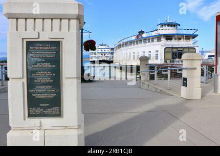 Corporate HQ Hornblower Cruises Northern California Operations an Bord des Fährschiffes Santa Rosa, der am Pier 3 Embarcadero San Francisco Kalifornien USA vor Anker liegt Stockfoto