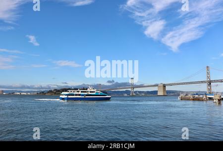 Del Norte High Speed Craft Fährschiff, das vom Fährhafen mit Bay Bridge und entfernten Hafenkränen San Francisco Kalifornien USA verlässt Stockfoto