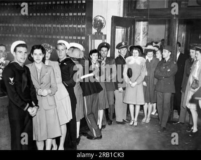 Reno, Nevada: ca. 1940 Soldaten, Matrosen und Marines stehen Schlange, um ihre Heiratsurkunde in Nevada zu erhalten, die keine Wartezeit hat. Stockfoto