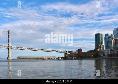 Stadtbild mit dem Phoenix Fireboat Nummer 1, das an der schwimmenden Feuerwache 35 Pier 22 1/2 und der Bay Bridge, dem Embarcadero San Francisco Kalifornien USA, ankert Stockfoto