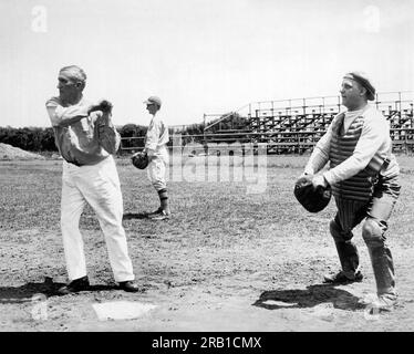 Washington, DC, 18. Mai 1932. Die republikanischen Kongressabgeordneten Lambertson aus Kansas (Batter) und Withrow aus Wisconsin (Fänger) beginnen, für ihr jährliches Charilty-Baseballspiel gegen ihre demokratischen Brüder zu üben. Stockfoto