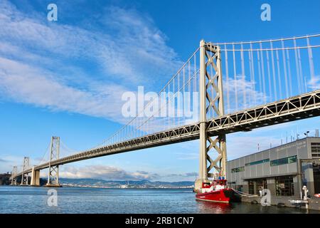 SFFD Phoenix Fireboat Nummer 1 liegt an der schwimmenden Feuerwehrstation 35 Pier 22 1/2 und der Bay Bridge The Embarcadero San Francisco California USA Stockfoto