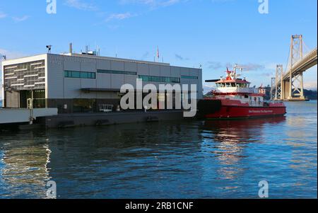 Die Feuerwehr Saint Francis Fireboat 3 San Francisco hat an der schwimmenden Feuerwehrbootstation 35 Pier 22 + 1,5 Bay Bridge San Francisco Kalifornien USA angedockt Stockfoto