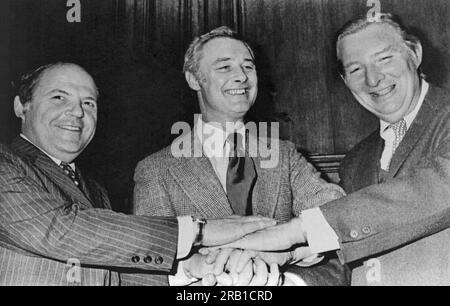 San Francisco, Kalifornien: 11. Februar 1976 San Francisco Mayor George Moscone lächelt alle, als Finanzberater Bob Lurie und Bob das kurze Angebot machen, das Baseballteam der San Francisco Giants zu kaufen, nachdem Richter John Bensen eine einstweilige Verfügung erlassen hat, die die vorgeschlagene Verlegung des Teams nach Toronto, Kanada, blockiert. Stockfoto