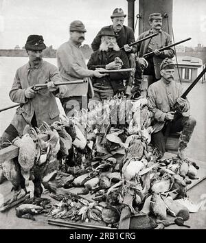 Vereinigte Staaten: ca. 1900 sechs Jäger posieren mit ihren Schrotflinten und einer Fülle von Wasservögeln und verschiedenen anderen Vögeln. Stockfoto