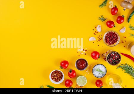 Kochkonzept mit Gewürzen und Gemüse auf gelbem Hintergrund, vegetarische Lebensmittel, Gesundheit, Hintergrund für Rezepte, Draufsicht Stockfoto