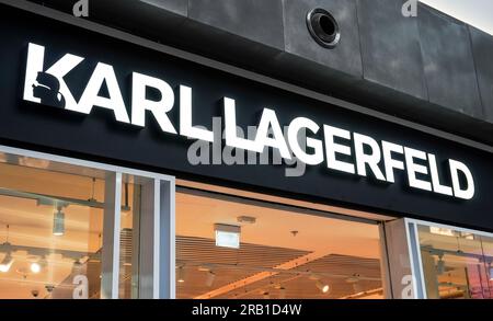 Samara, Russland - 1. Juli 2023: Schild mit Karl-Lagerfeld-Logo. Karl Lagerfeld ist ein weltberühmtes Luxuslabel. Karl Lagerfeld Modegeschäft Stockfoto