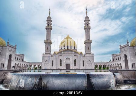 Bolgar, Republik Tatarstan, Russland, 2. Juni 2023. Die weiße Moschee, erbaut im Jahr 2012, ist ein Blick von außen mit einer Reflexion im Brunnen. Stockfoto