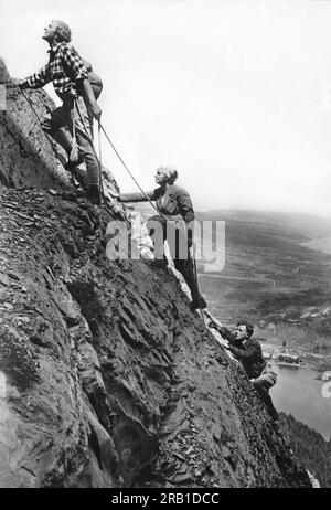 Glacier-Nationalpark, Montana: 11. Juli 1926 Internationale Kletterer Hans Reiss (oben) aus Norwegen; Dorothy Pilloy aus England; und Graf Henckel Donnersmark aus Deutschland in der Nähe des Starkgipfels in den Rocky Mopuntains. Stockfoto