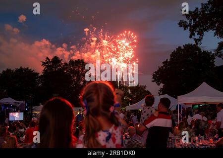 Washington, Vereinigte Staaten von Amerika. 04. Juli 2023. Militärfamilien beobachten, wie das Feuerwerk über der National Mall explodiert während der jährlichen Feierlichkeiten zum Unabhängigkeitstag mit aktiven Militär- und Veteranenfamilien, die vom südlichen Rasen des Weißen Hauses aus gesehen werden, am 4. Juli 2023 in Washington, D.C. Kredit: Adam Schultz/White House Photo/Alamy Live News Stockfoto