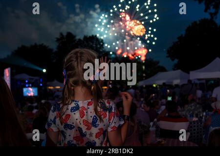 Washington, Vereinigte Staaten von Amerika. 04. Juli 2023. Militärfamilien beobachten, wie das Feuerwerk über der National Mall explodiert während der jährlichen Feierlichkeiten zum Unabhängigkeitstag mit aktiven Militär- und Veteranenfamilien, die vom südlichen Rasen des Weißen Hauses aus gesehen werden, am 4. Juli 2023 in Washington, D.C. Kredit: Adam Schultz/White House Photo/Alamy Live News Stockfoto