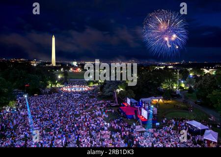 Washington, Vereinigte Staaten von Amerika. 04. Juli 2023. Feuerwerke explodieren über der National Mall während der jährlichen Feierlichkeiten zum Unabhängigkeitstag mit aktiven Militär- und Veteranenfamilien, die vom südlichen Rasen des Weißen Hauses aus gesehen werden, am 4. Juli 2023 in Washington, D.C. Kredit: Adam Schultz/White House Photo/Alamy Live News Stockfoto