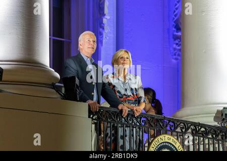 Washington, Vereinigte Staaten von Amerika. 04. Juli 2023. USA Präsident Joe Biden und First Lady Jill Biden beobachten während der jährlichen Feierlichkeiten zum Unabhängigkeitstag mit aktiven Militär- und Veteranenfamilien auf dem Truman Balcony des Weißen Hauses am 4. Juli 2023 in Washington D.C. das Feuerwerk über der National Mall explodieren Kredit: Adam Schultz/White House Photo/Alamy Live News Stockfoto