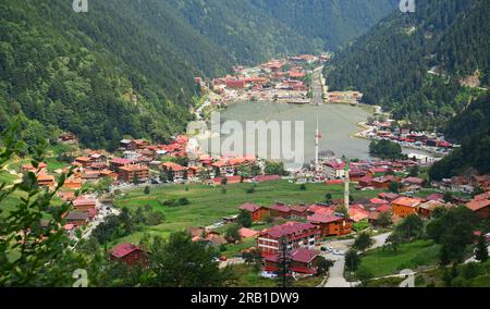 Uzungol in Trabzon, Türkei, ist einer der meistbesuchten Orte im Land. Stockfoto