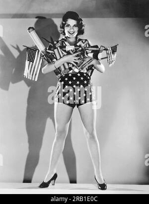 Hollywood, Kalifornien: ca. 1930 MGM-Schauspielerin Lilian Bond mit einer Ladung Feuerwerk für eine Feier zum 4. Juli. Stockfoto