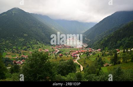 Uzungol in Trabzon, Türkei, ist einer der meistbesuchten Orte im Land. Stockfoto