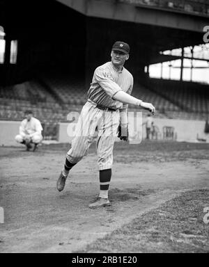 Washington, D.C.: 11. April 1924 Walter Johnson, Werfer der Washington Senators in dem Jahr, in dem sie die World Series gewonnen haben. Stockfoto