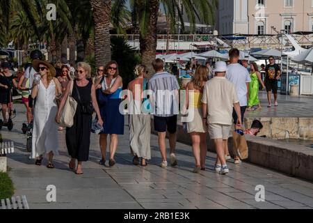 Menschenmassen am Ufer in Grad Split in kroatien an einem heißen Sommerabend, Leute, die am Ufer des Hafens in Split croatia entlang spazieren. Stockfoto