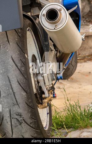 Auspuffrohr und glatter Reifen, Schnellmotorrad, Rennmotorrad, Motorrad-Auspuffanlage. Stockfoto