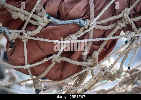 Abstract von Frachtnetzseilen und -Segeln auf einem alten Segelschiff oder Schiff in Split croatia. Stockfoto