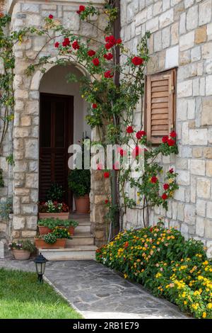 Typische mediterrane Terrasse, ummauerter Garten eines typisch mediterranen Hauses, alte Tür im Garten des Hauses in Grad Split kroatien Stockfoto