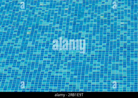Mosaikfliesen auf dem Boden eines Swimmingpools, blaues abstraktes Muster, Schwimmbadfliesen, kleine Fliesen, die einen Swimmingpool säumen Stockfoto