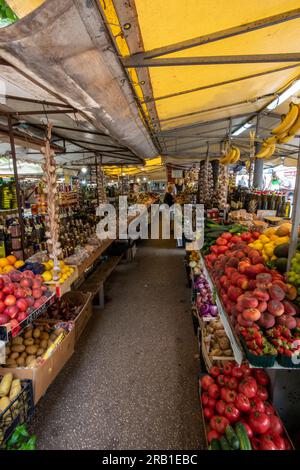 Obst- und Gemüsemarkt in trogir in der Nähe von Split in kroatien, frisches Obst und Gemüse auf einem Bauernmarkt erhältlich. Stockfoto