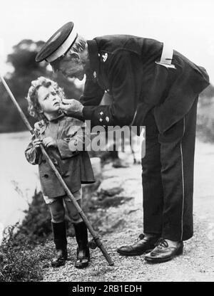 Oxford, England: ca. 1926 ein Krankenwagen leistet erste Hilfe für ein kleines Mädchen, das sich beim jährlichen Kinderangeln auf Fiddler's Island in der Themse erwischt hat. Stockfoto