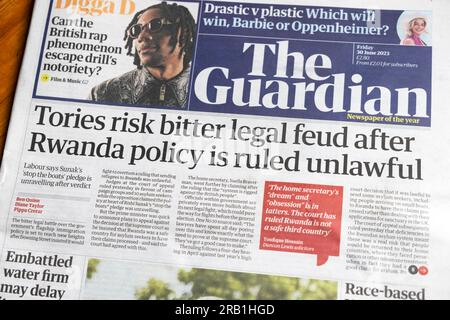 „Tories riskiert bittere rechtliche Fehde, nachdem Ruanda als rechtswidrig erklärt wird“ Schlagzeile der Zeitung Guardian Titelartikel 30. Juni 2023 London England UK Stockfoto