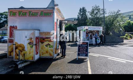 Food Trucks in Carlingford, County Louth, Irland. Sie verkaufen eine Vielfalt an Speisen einschließlich Frühstück, Mittagessen, Kaffee und Eis. Stockfoto