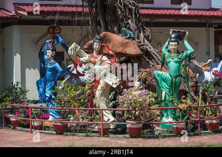 Georgetown, Penang, Malaysia--1. April 2023. Eine horizontale Aufnahme von Statuen, die vor einem Tempel in Penang, Malaysia, tanzen. Stockfoto