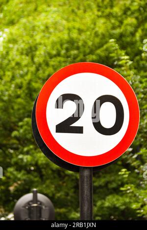 Straßenschild, das den Beginn einer Zone mit einer Geschwindigkeitsbegrenzung von 20 mph in einem Wohngebiet markiert. Keine Menschen. Stockfoto