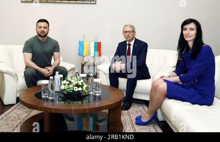 VOLODYMYR ZEWLENSKI, Präsident der Ukraine mit dem bulgarischen Premierminister Nikolai Denkov und der stellvertretenden Ministerpräsidentin und Außenministerin Mariya Gabriel in Kiew, Juli 2023. Stockfoto