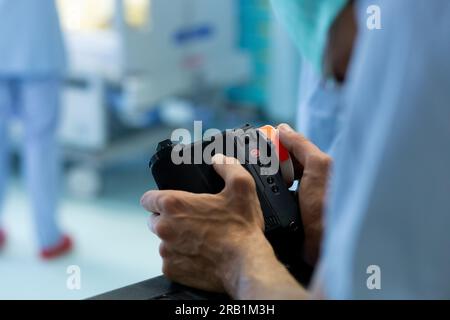Hände eines Fokusziehers an einem Filmset in einem Krankenhaus Stockfoto