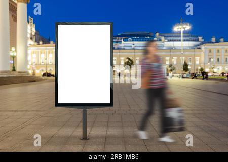 Leere Plakate in der Stadt. Isoliert mit dem Schnittpfad um das Werbedisplay. Stockfoto